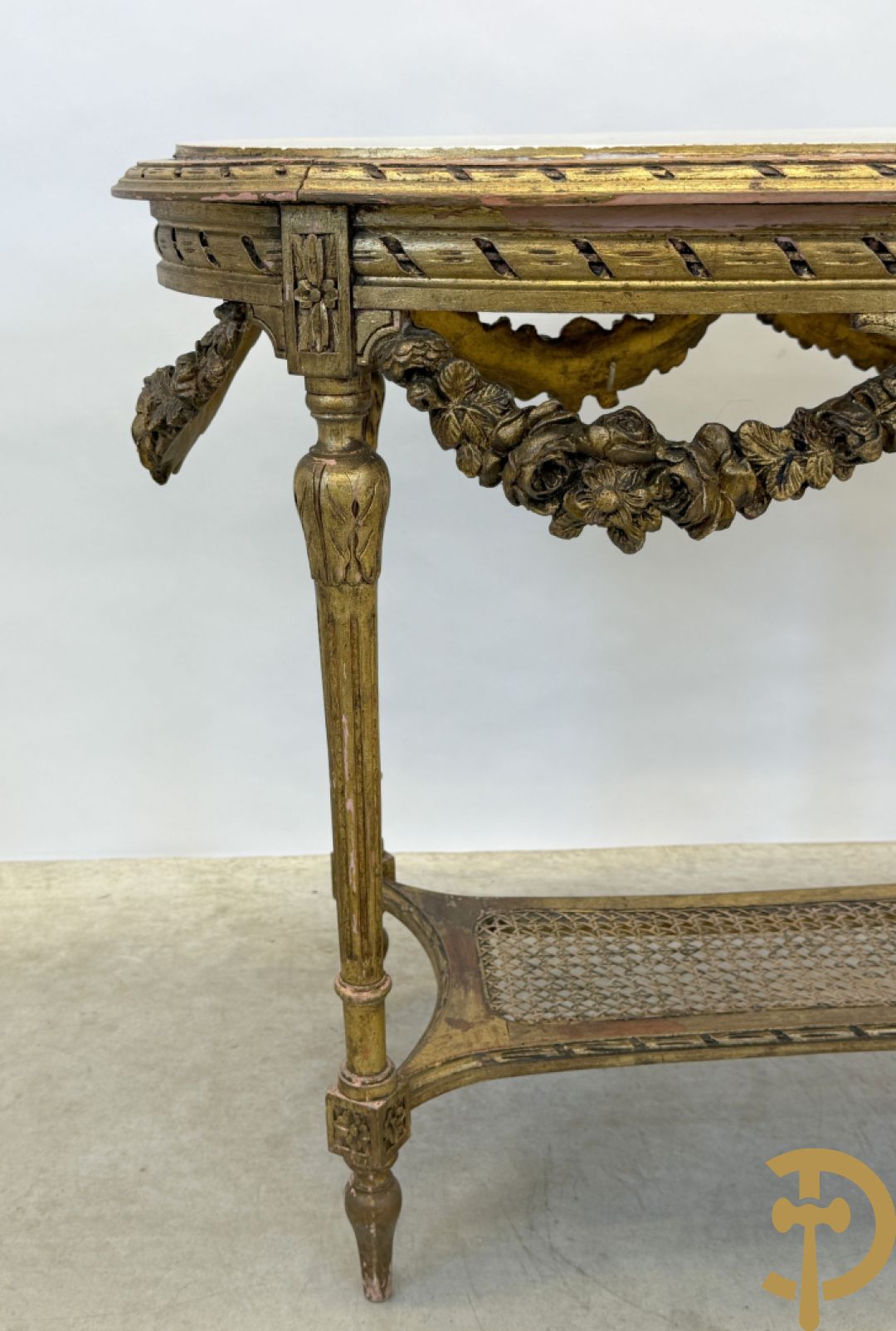 Ovale vergulde bijzettafel, Louis XVI stijl, met bloemenguirlandes, canage en marmeren blad