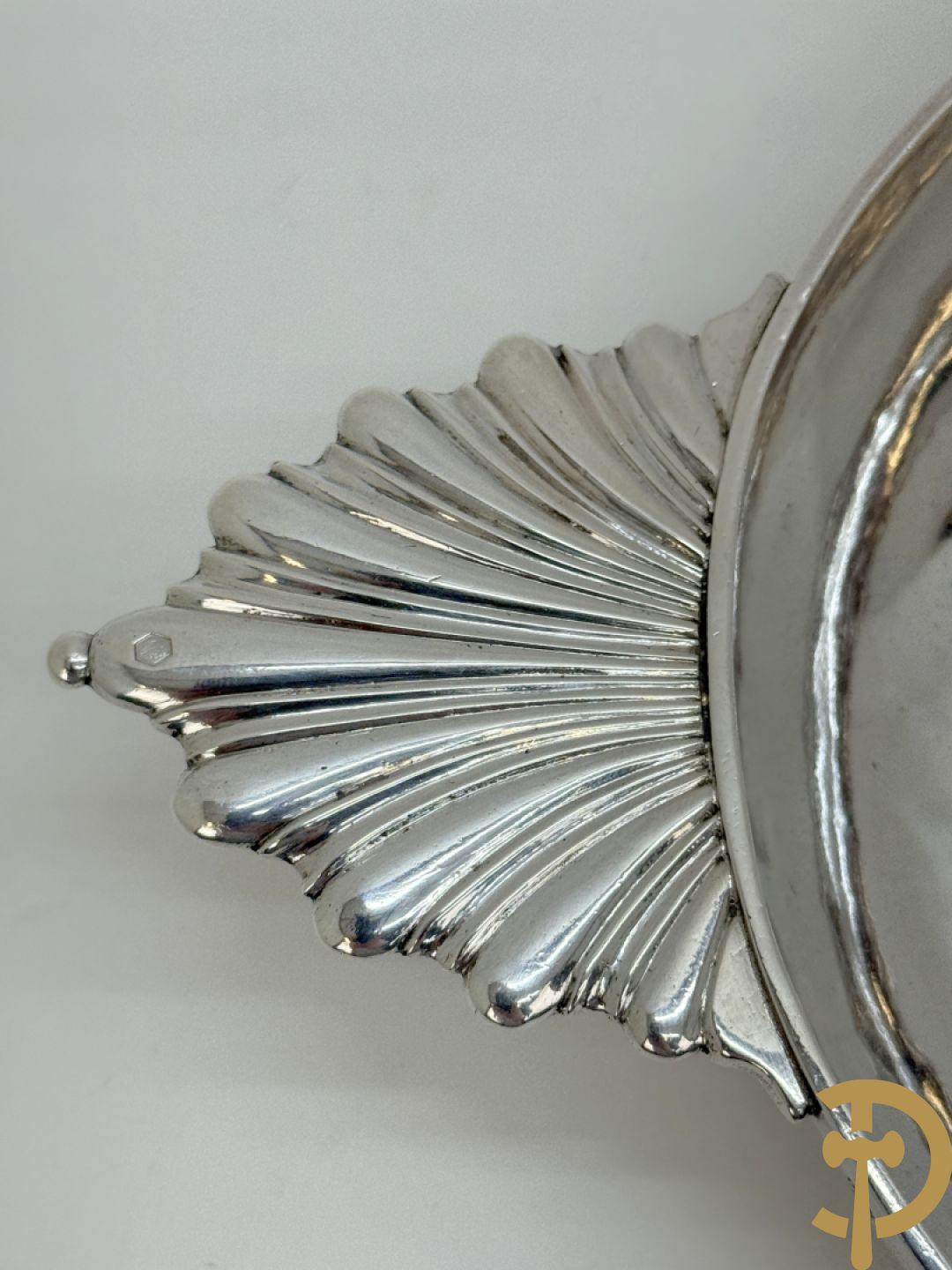 Massief zilveren schaal, Frans 18e, met handvaten in schelpvorm, Rennes 1728-1732, zilversmid Jean-Baptiste Buchet, meesterteken en poinçon de charge aangebracht op de rand