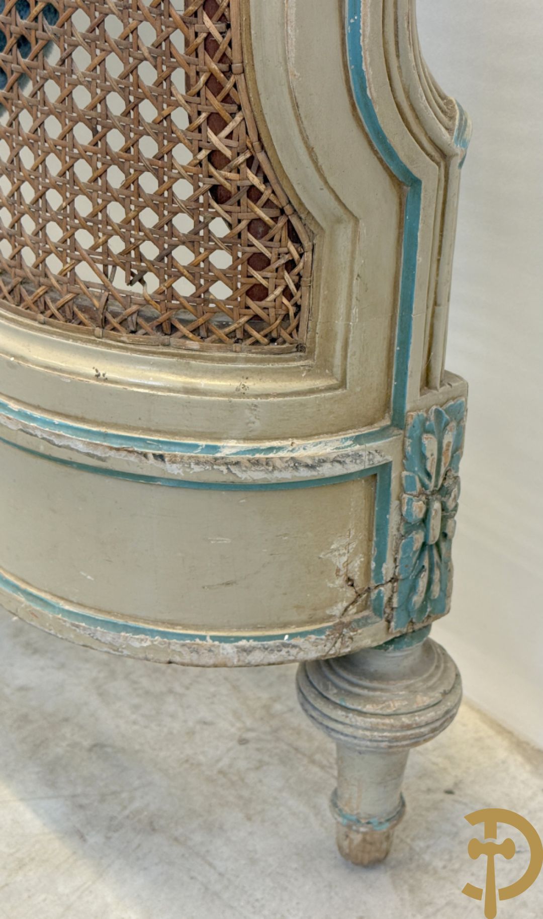 Gepatineerd Louis XVI bed met cannage en guirlandes + 2 muurconsoles met cannage en marmeren blad