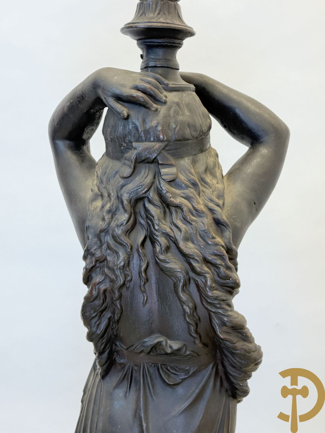 Gietijzeren gepatineerd beeld van cupido dragende een amfoor op het hoofd als lantaarn