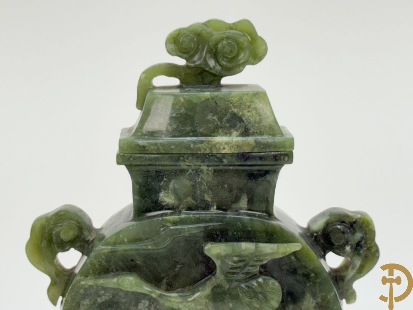 Brule parfum met sculptuur van fo honden in jadeiet + dekselpotiche in jadeiet met bloemen en vogeldecor