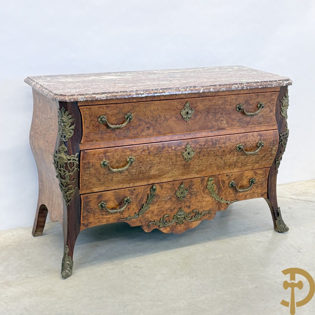 Wortelnotehouten drieladencommode met bronsbeslag van mazarinkoppen en accanthusranken, bovenaan met rood geaderd marmeren blad