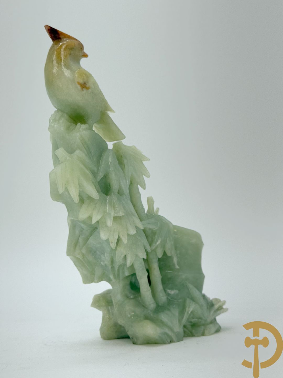 Vier Chinese handgesculpteerde vogels in jadeiet met bloemendecoratie