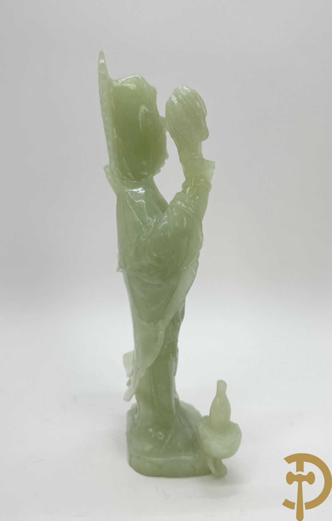 Jadeiet sculptuur van boedhistisch figuur + jadeiet wijsgeer met perziken + geisha in jadeiet