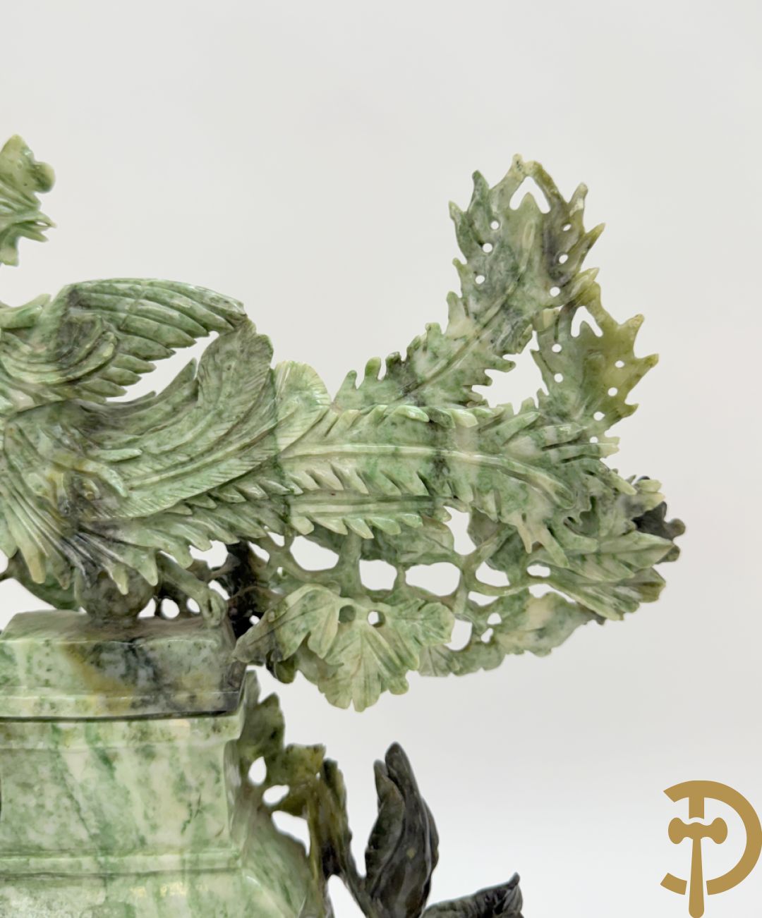Chinese handgesculpteerde sculptuur in speksteen met amfoor, bloemen en vegelmotieven (tweedelig)
