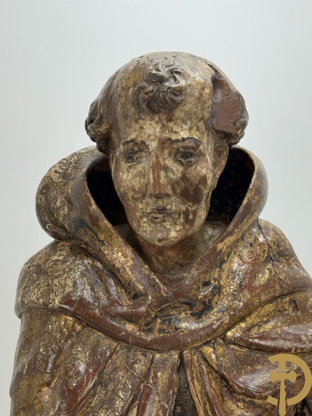 Gepolychromeerde houtsculptuur van man met mantel
