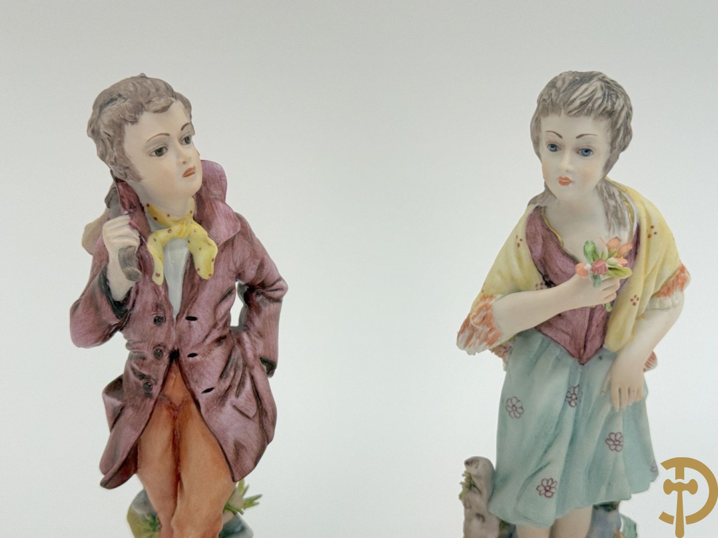 Acht witte en zes gekleurde Italiaanse biscuits met romantische scènes, cupido