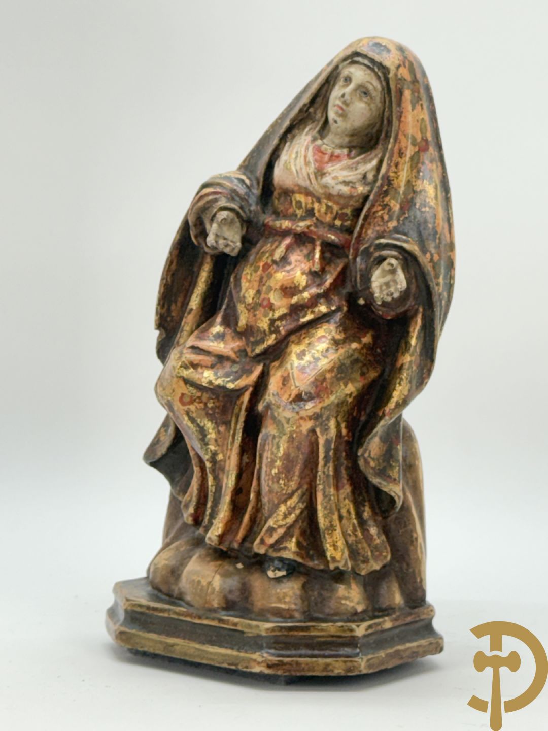 Gepolychromeerde houtsculptuur van zittende dame