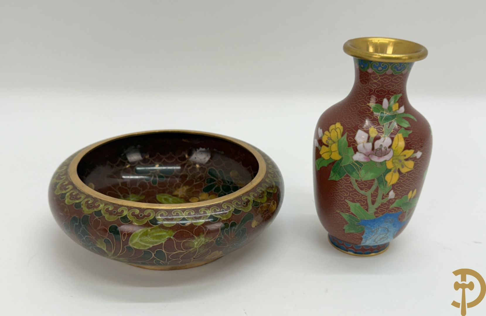 Acht stuks cloisoné w.o. paar dekselpotiches met bloemendecor, 4 vaasjes, coupe en vogel