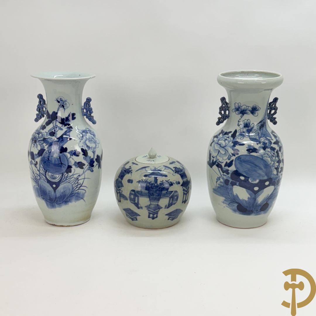 Twee Chinese porseleinen celadonvazen met blauw wit bloemen en vogeldecor + cachepot met vazendecor