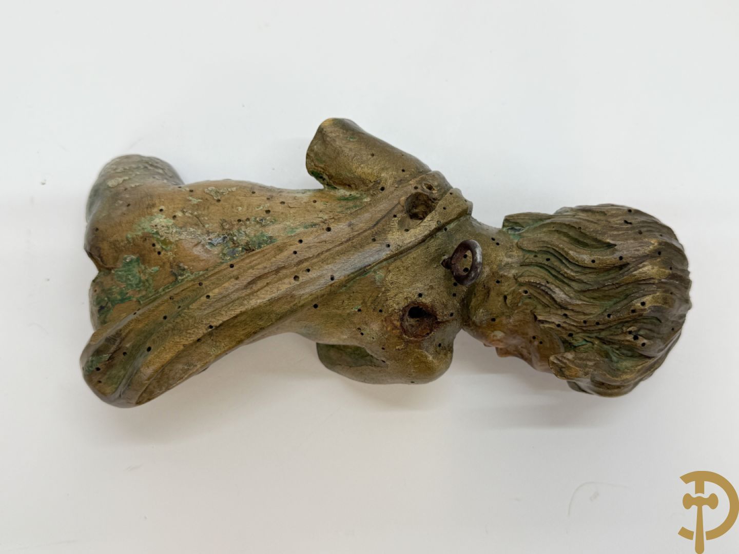Drie houtgesculpteerde cupido