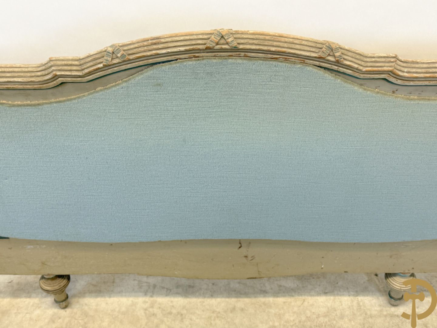 Gepatineerd Louis XVI bed met cannage en guirlandes + 2 muurconsoles met cannage en marmeren blad