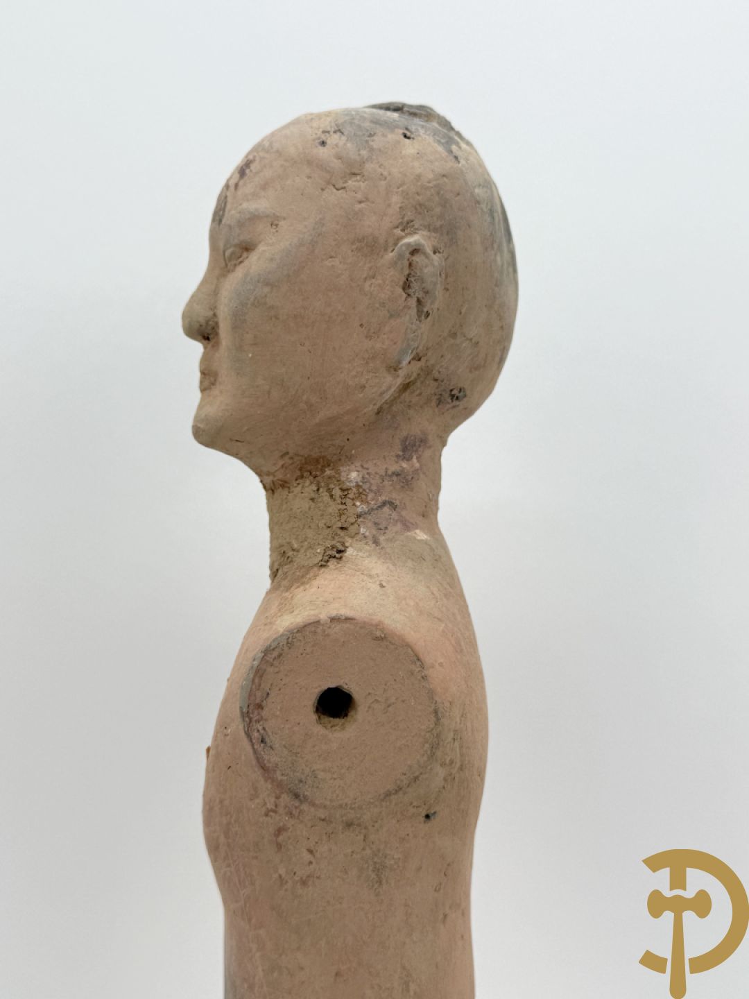 Terra cotta figuur van een Chinese staande man, Han dynastie, tussen 202 voor Christus en 240 na Christus, grafvondst uit Xian bij aanleg van de luchthaven