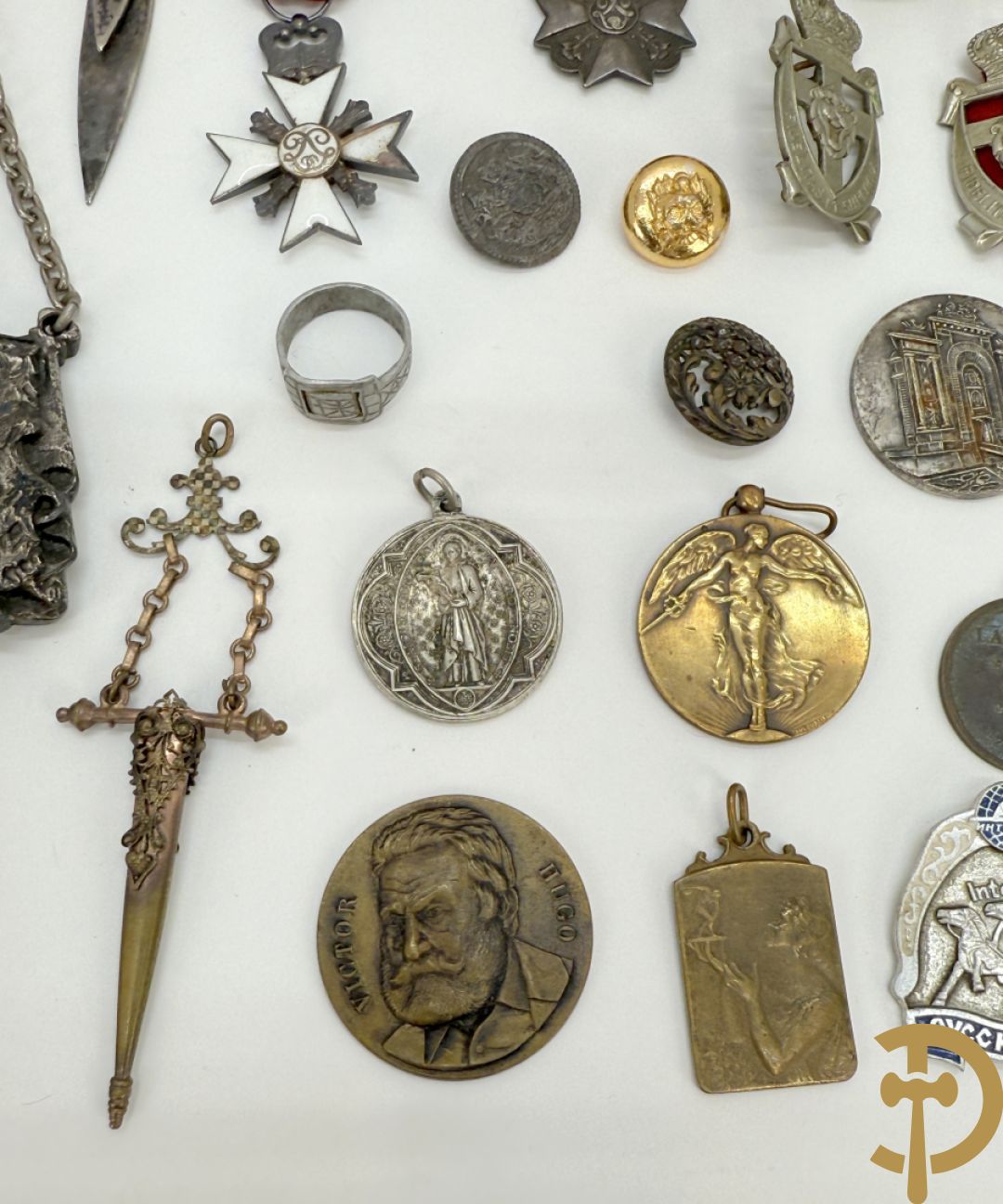 Lot insignes en medailles