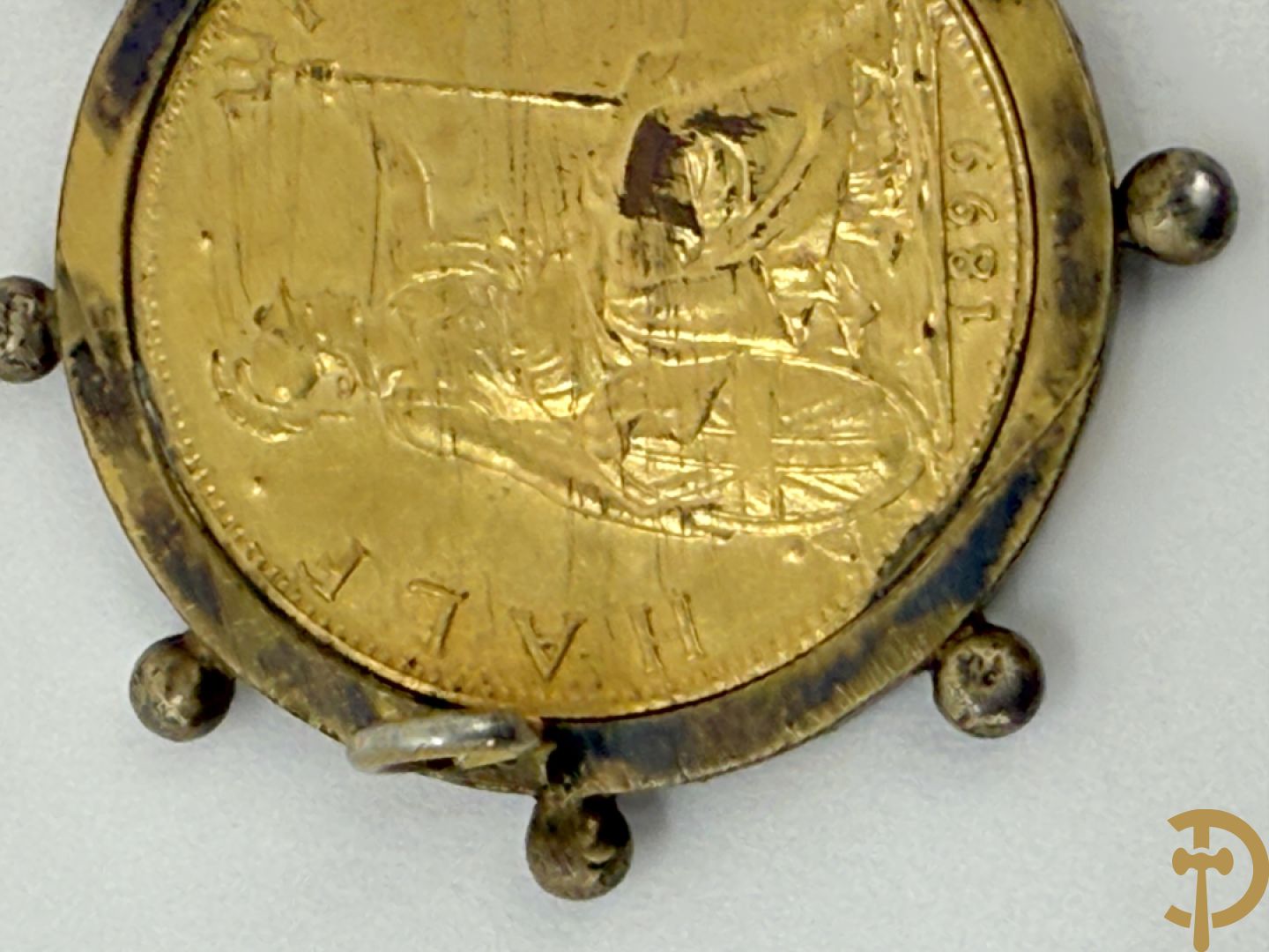 Broche gemaakt van half penny 1899 + dasspeld gemaakt van een California Fractional Gold Token met een Indiaans hoofd