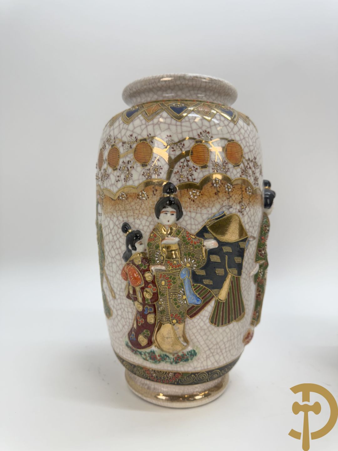 Paar Japanse Satsumat vazen met basrelief decor van gheisha