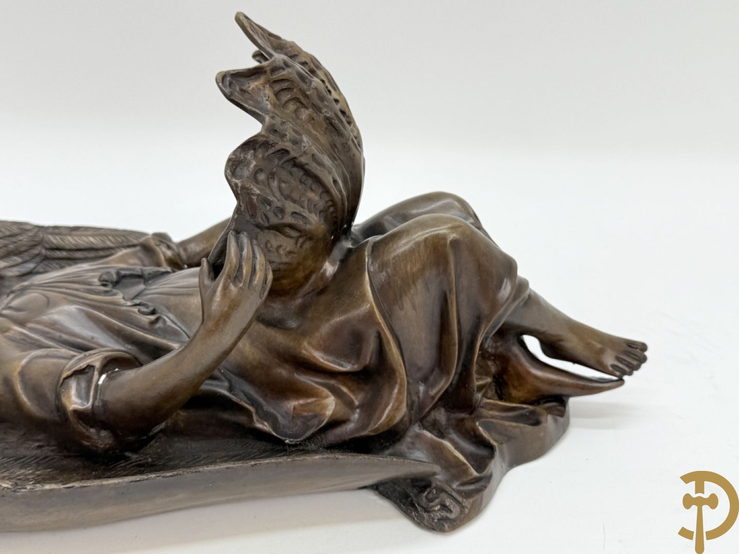 Bronzen wijwatervat van een engel dragende een rocailleschelp