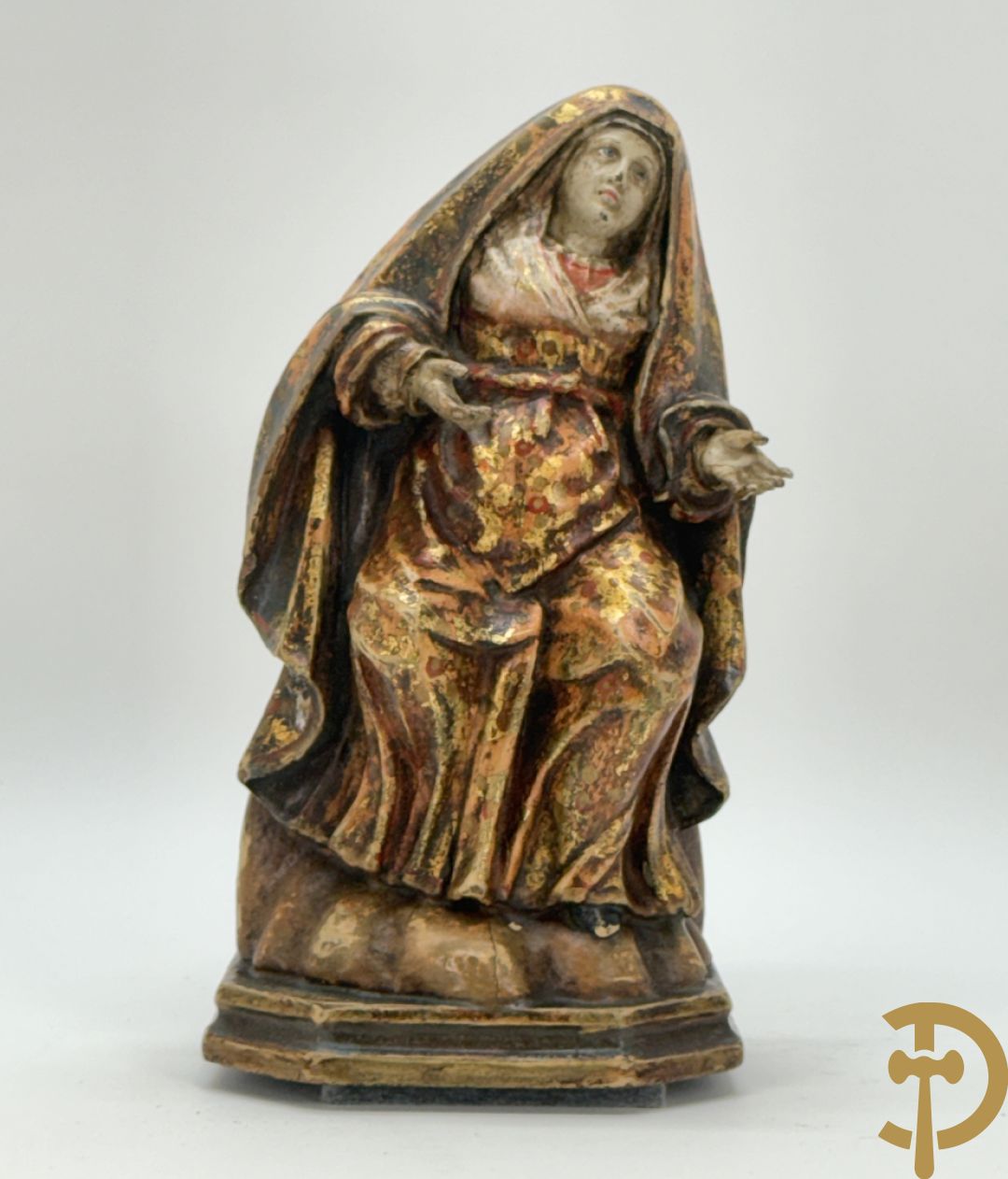 Gepolychromeerde houtsculptuur van zittende dame
