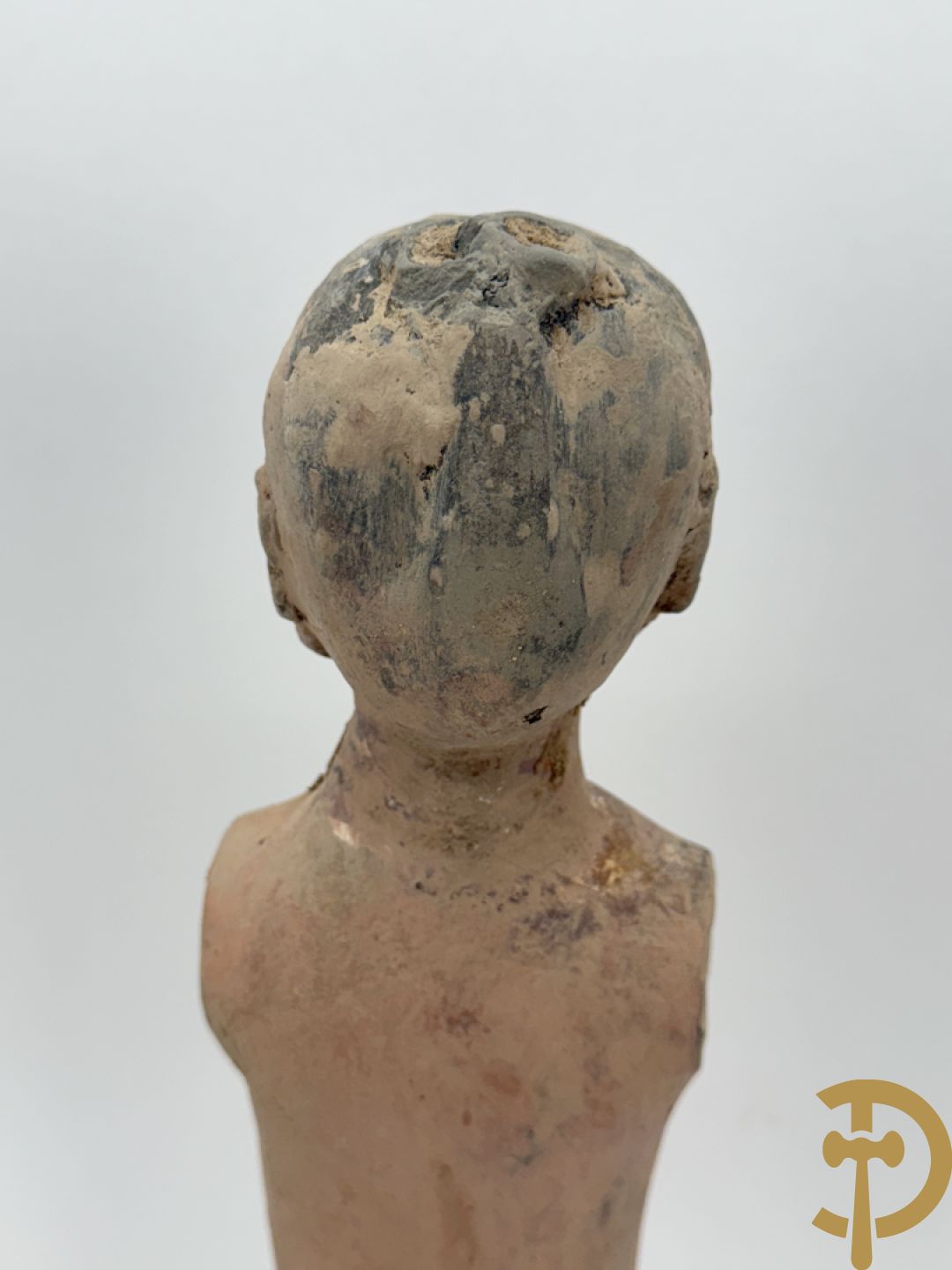 Terra cotta figuur van een Chinese staande man, Han dynastie, tussen 202 voor Christus en 240 na Christus, grafvondst uit Xian bij aanleg van de luchthaven