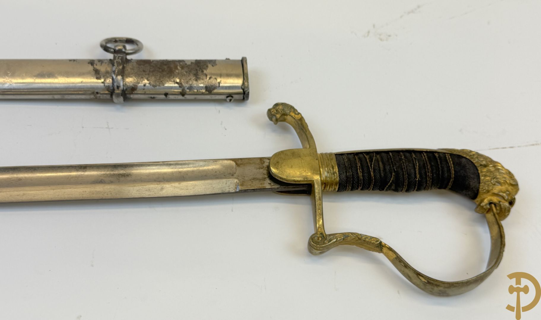 Duitse sabel met leeuwenkop in schede