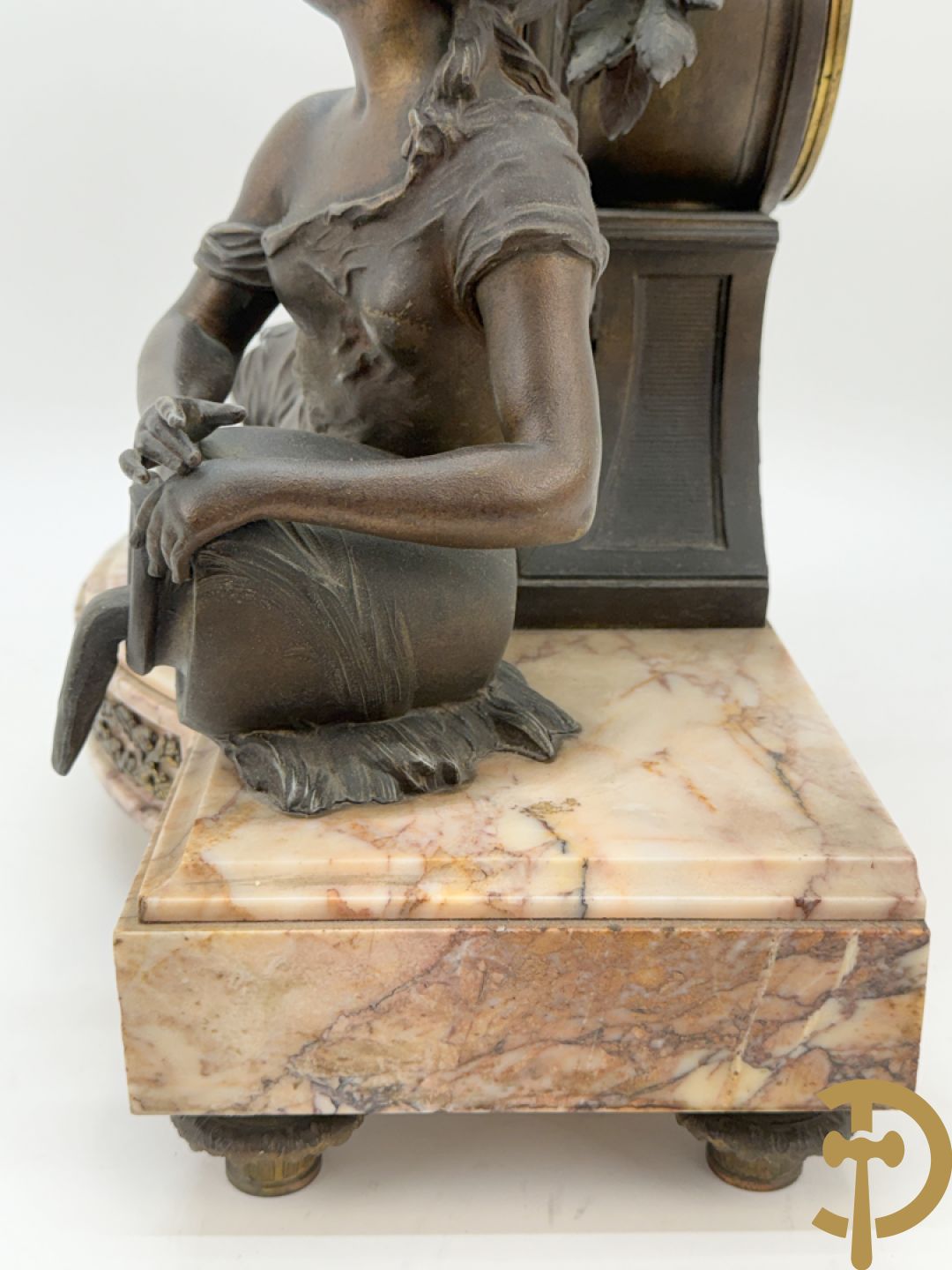 Driedelige kunstbronzen garnituur bestaande uit klok met liggende dame met amfoor op marmeren basis, geflankeerd door paar cassolettes met cupido