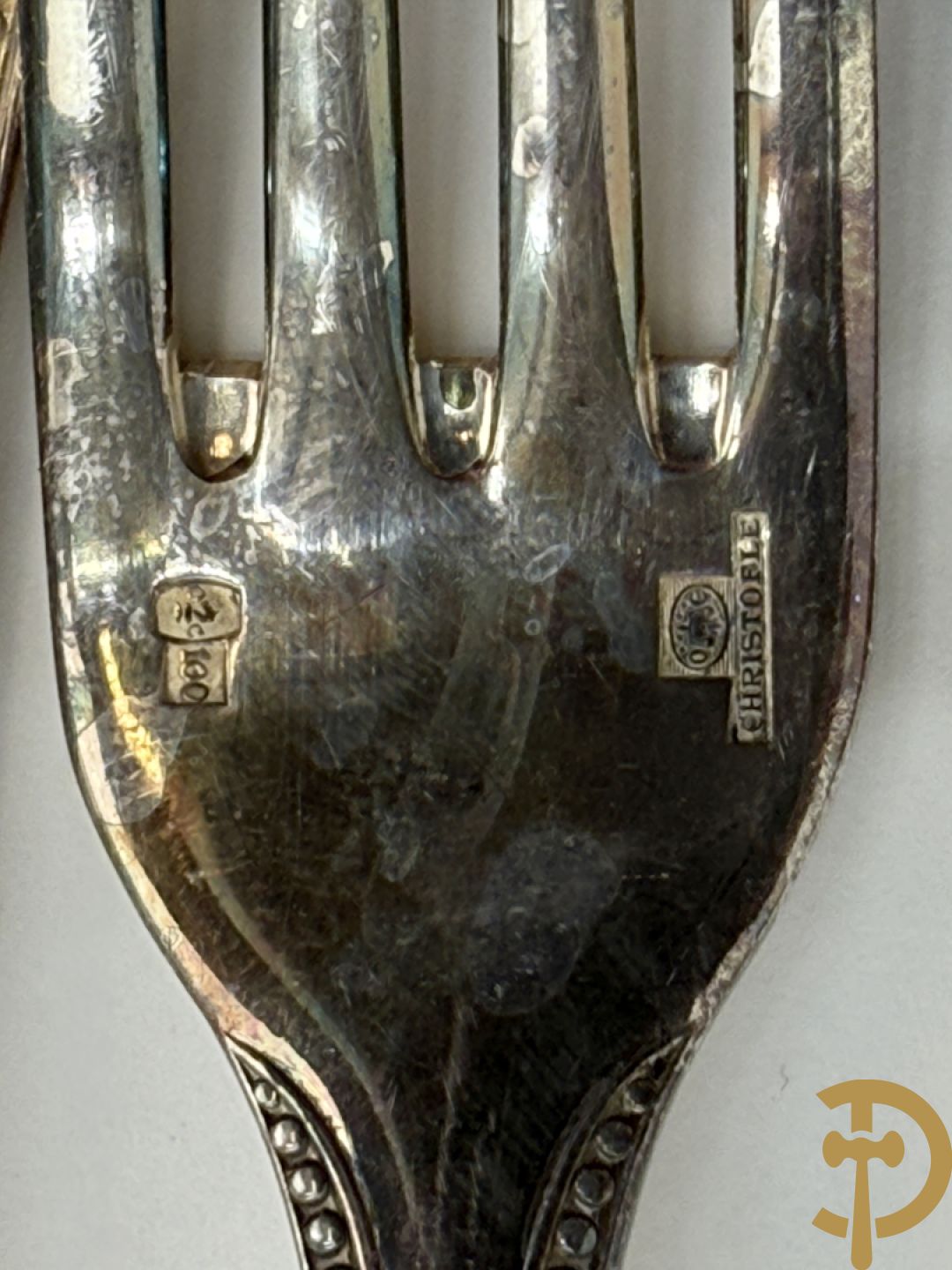 Christofle perlé bestek bestaande uit 8 reeksen van 12 stuks : vorken, lepels, messen, visvorken, vismessen, dessertmessen, taartvorkjes en koffielepels