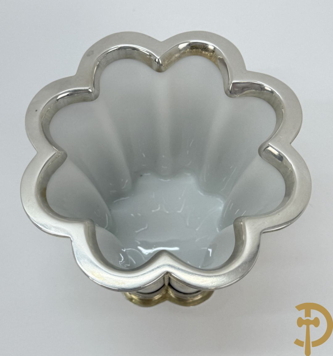 Deense poseleinen Margretebeker in Royal Copenhagen porselein met zilveren en deels vergulde ornamenten, Michelsen A., 1945