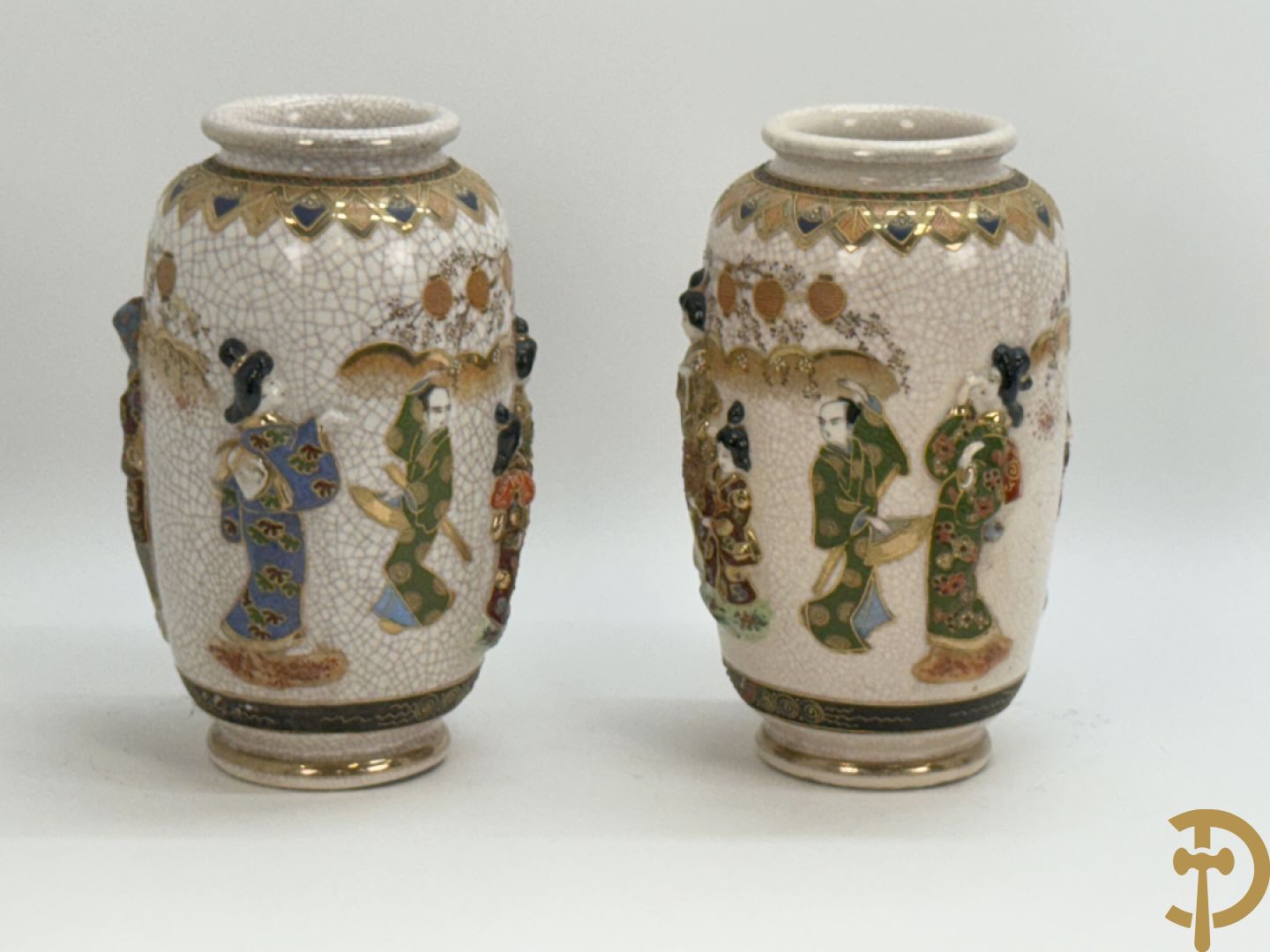 Paar Japanse Satsumat vazen met basrelief decor van gheisha
