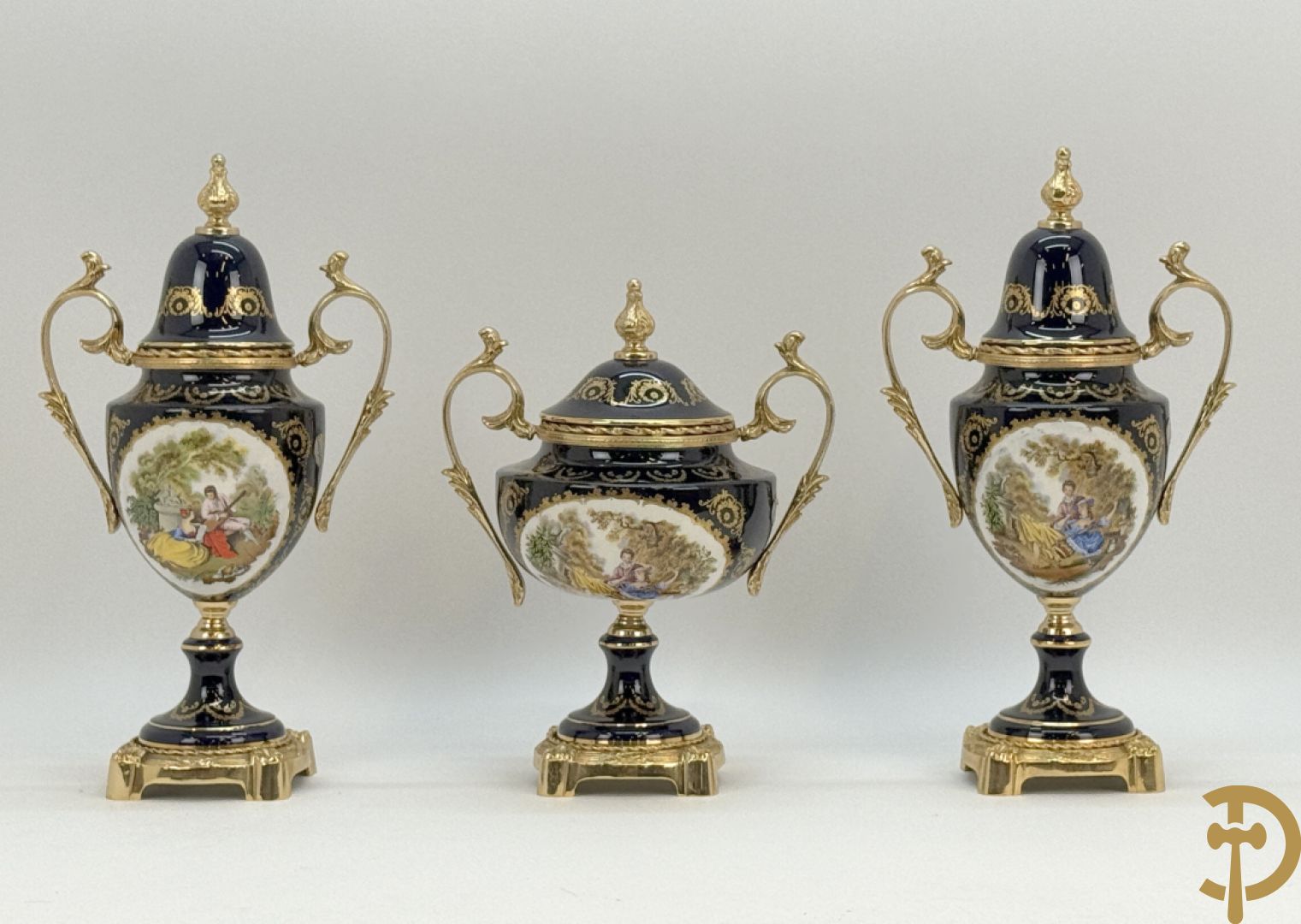 Driestel Sèvres stijl bestaande uit paar dekselpotiches met koperen ornamenten en romantisch decalcomanie decor, Sèvres stijl+ dekselcoupe met Sèvres en romantisch decor