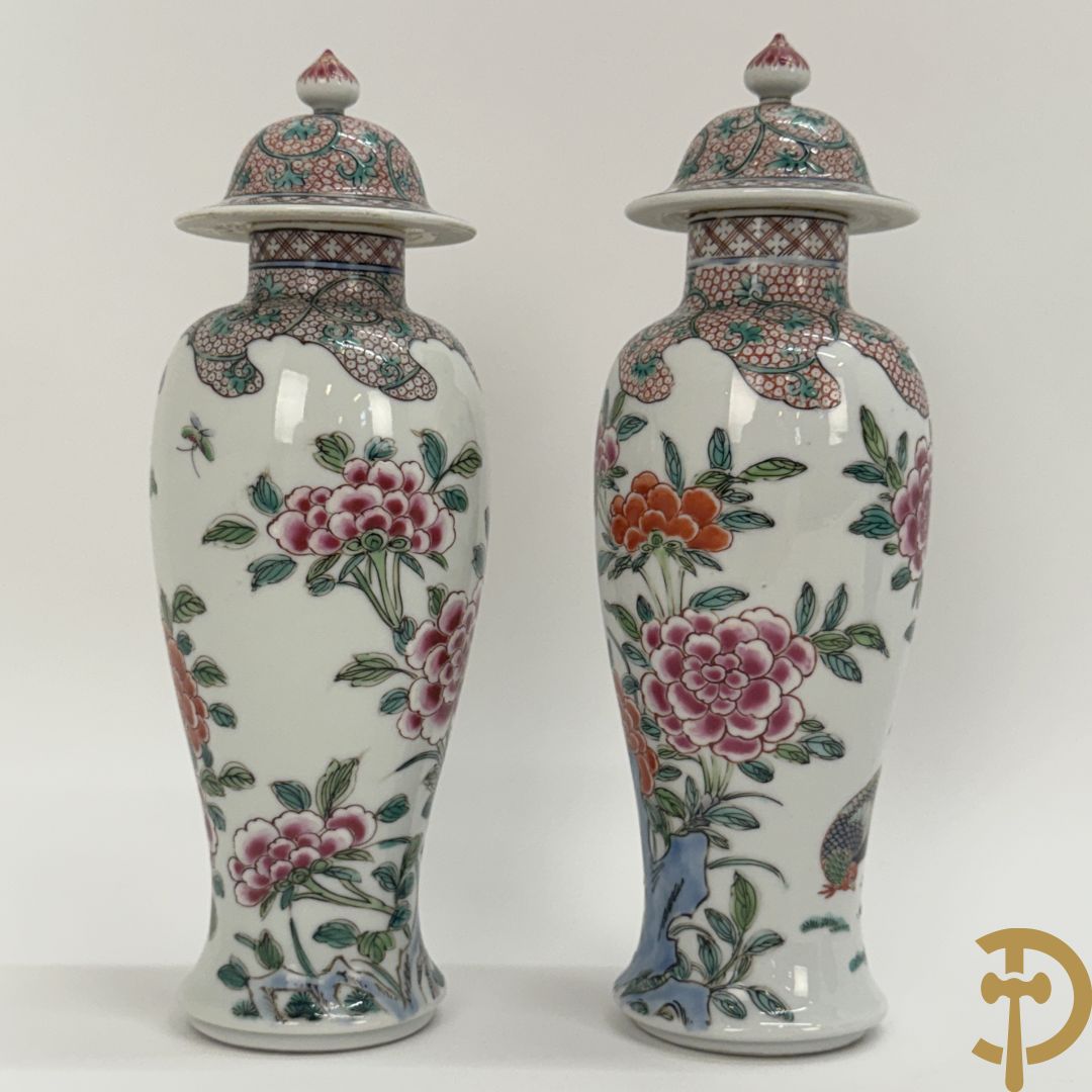 Paar Chinese porseleinen dekselvazen met bloemen- en  hanendecor + Chinese blauw/witte porseleinen gemberpot