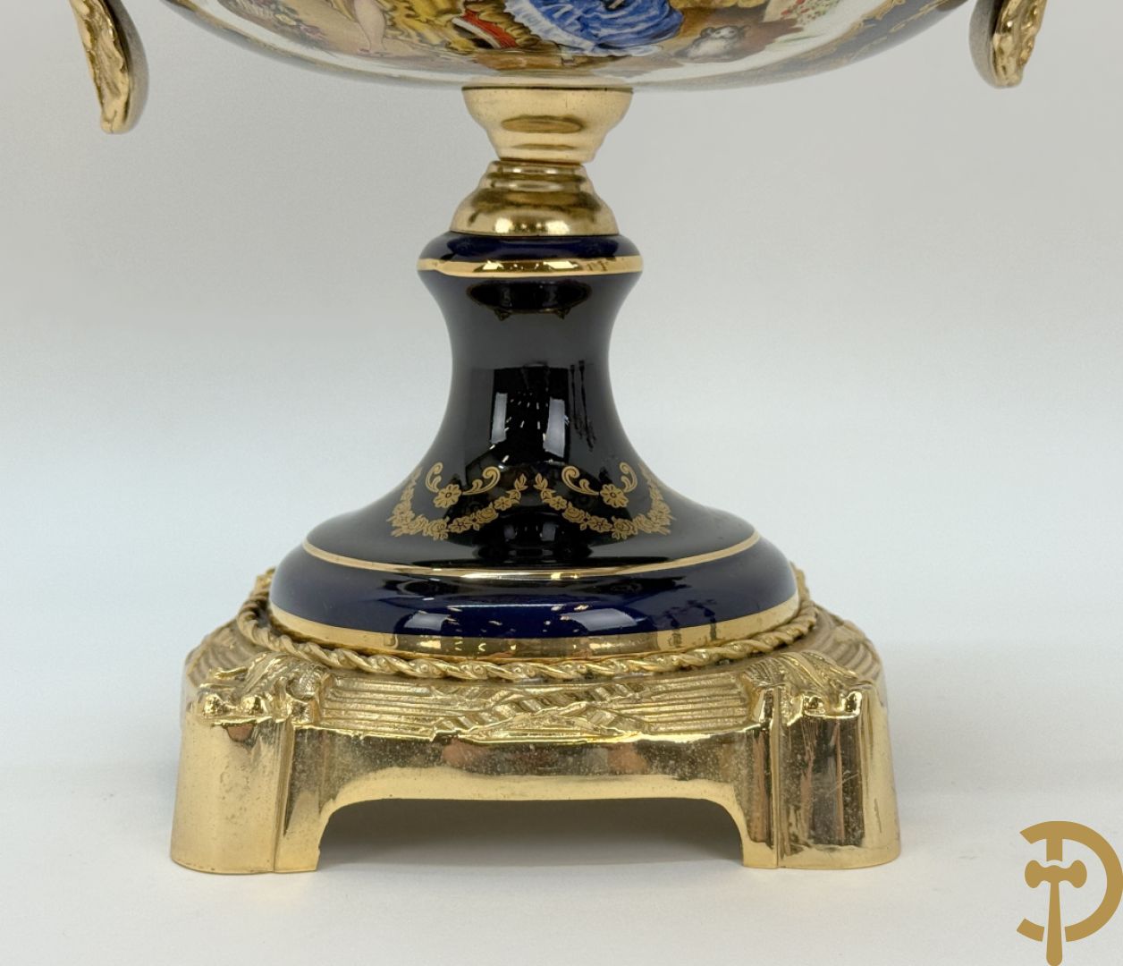 Driestel Sèvres stijl bestaande uit paar dekselpotiches met koperen ornamenten en romantisch decalcomanie decor, Sèvres stijl+ dekselcoupe met Sèvres en romantisch decor