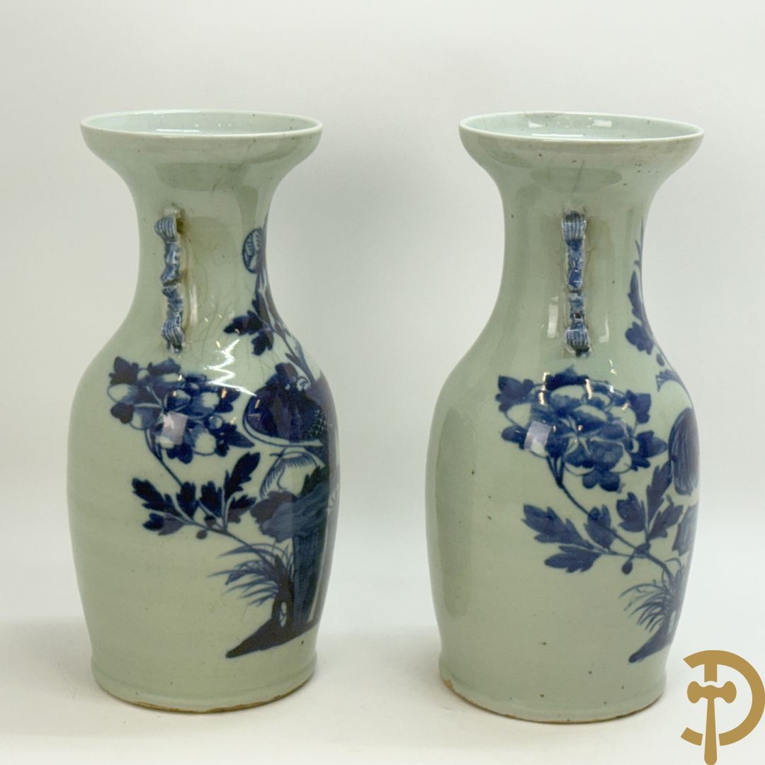 Paar Chinese porseleinen blauw/wit vazen met bloemendecor