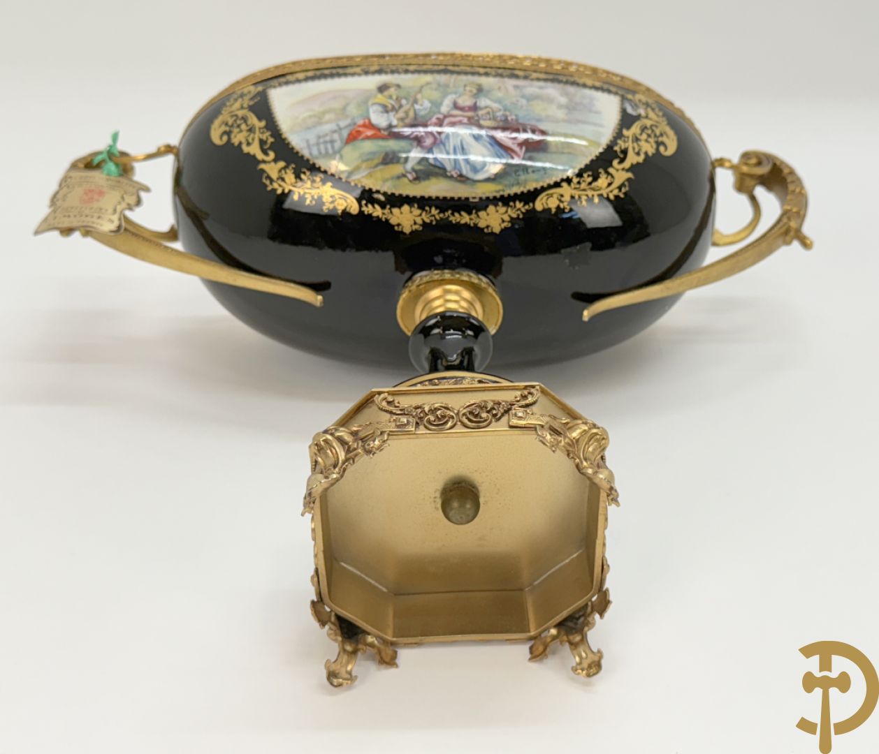 Coupe in kobaltblauw porselein met romantische geanimeerde scène, Rons E. getekend, Limoges France