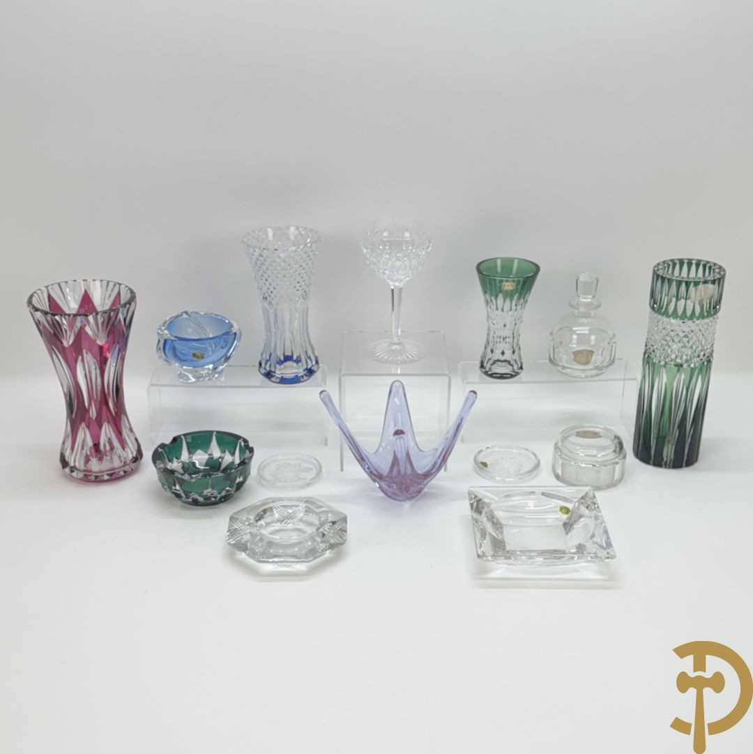 Mooi lot gekleurd Val Saint Lambert kristal bestaande uit 4 vazen, parfumstel (2 ledig), geslepen glas, coupe, onderzetters en 3 asbakken (14 stuks in het totaal)