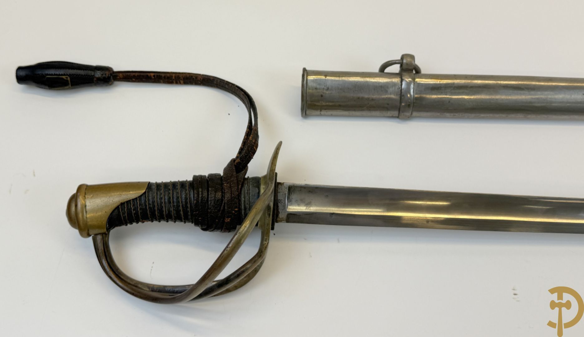 Sabel in schede van de Franse cavallerie, gemerkt op lemmet 1883