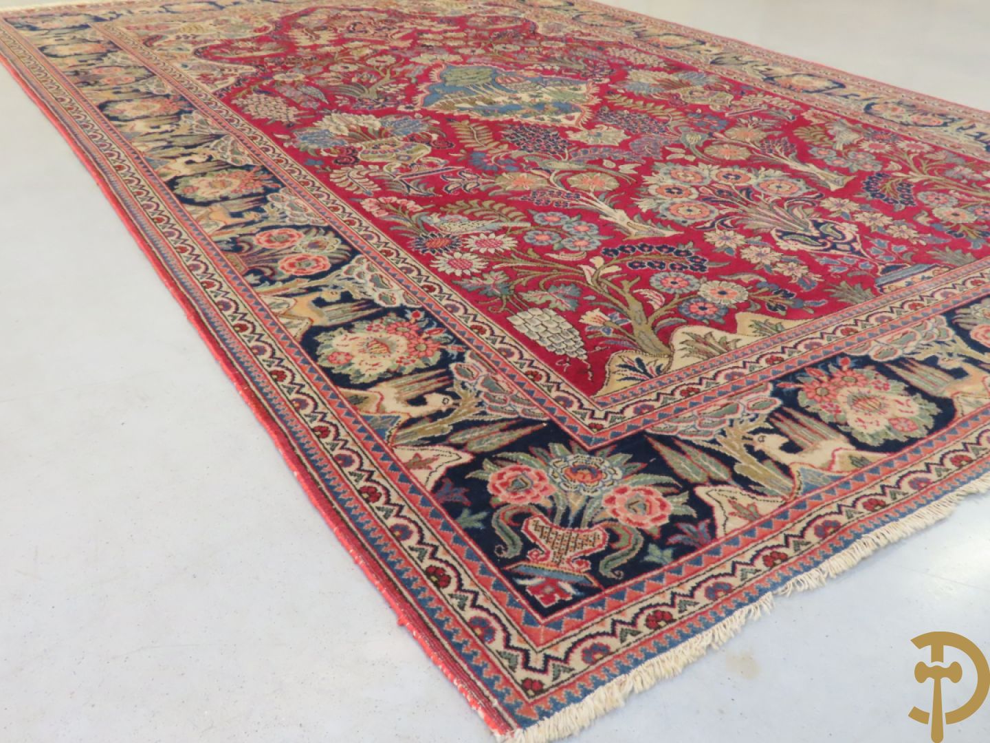 Antiek oosters handgeknoopt tapijt met gebouwen en bloemendecor