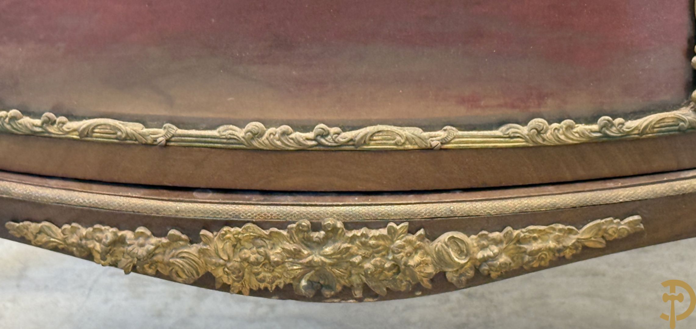 Notelaren vitrine bezet met bronsbeslag en gebogen ruitjes, bovenaan met marmeren blad