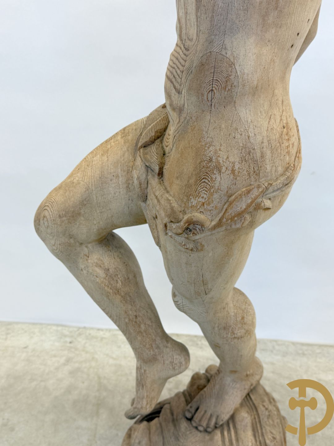 Houtgesculpteerde fluitspelende cupido staande op schelp