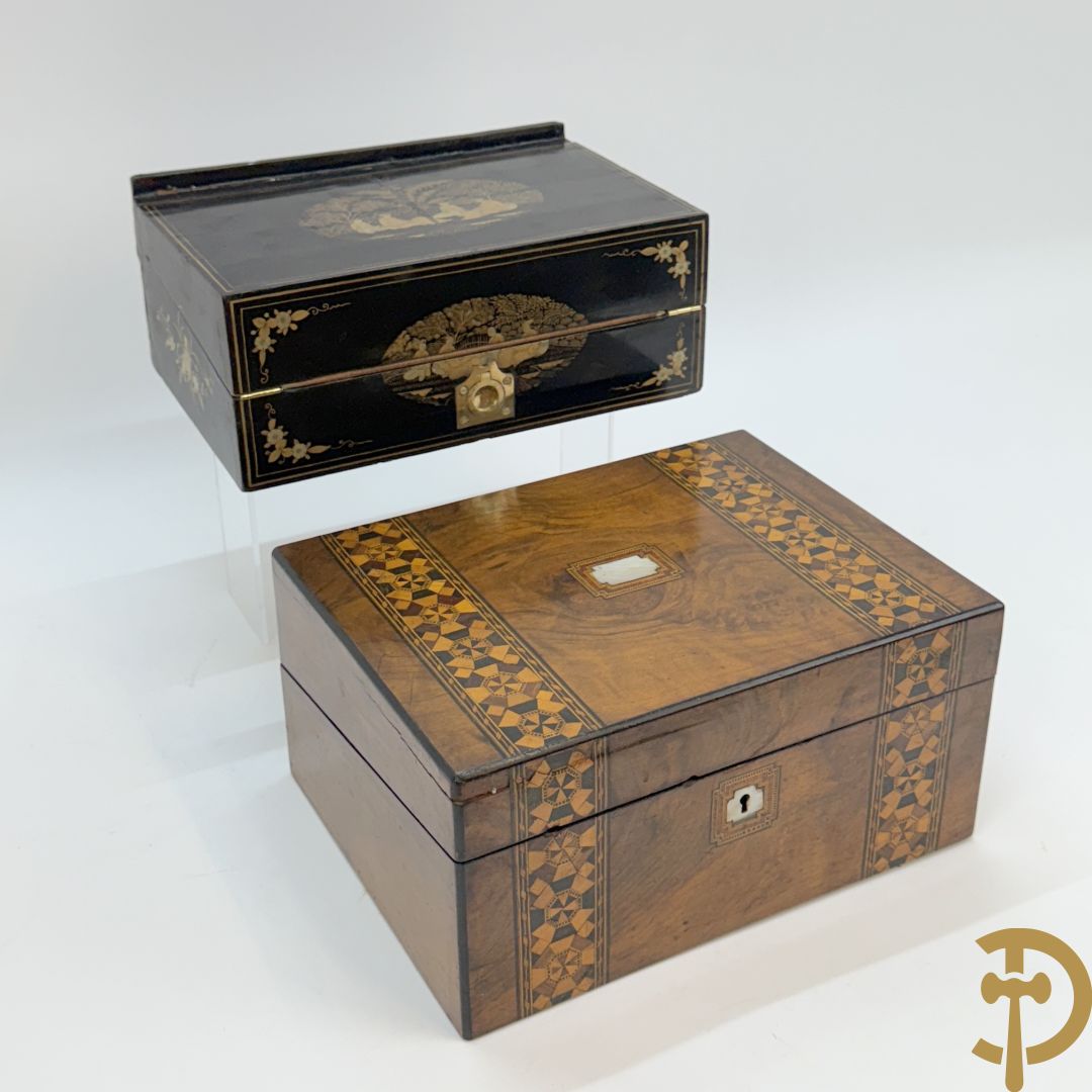 Schrijfbox in wortelnotehout met marquetterie en bovenaan een parelmoer plakkette + Japanse zwartgelakte openklapbare schrijfbox met verguld geanimeerd decor