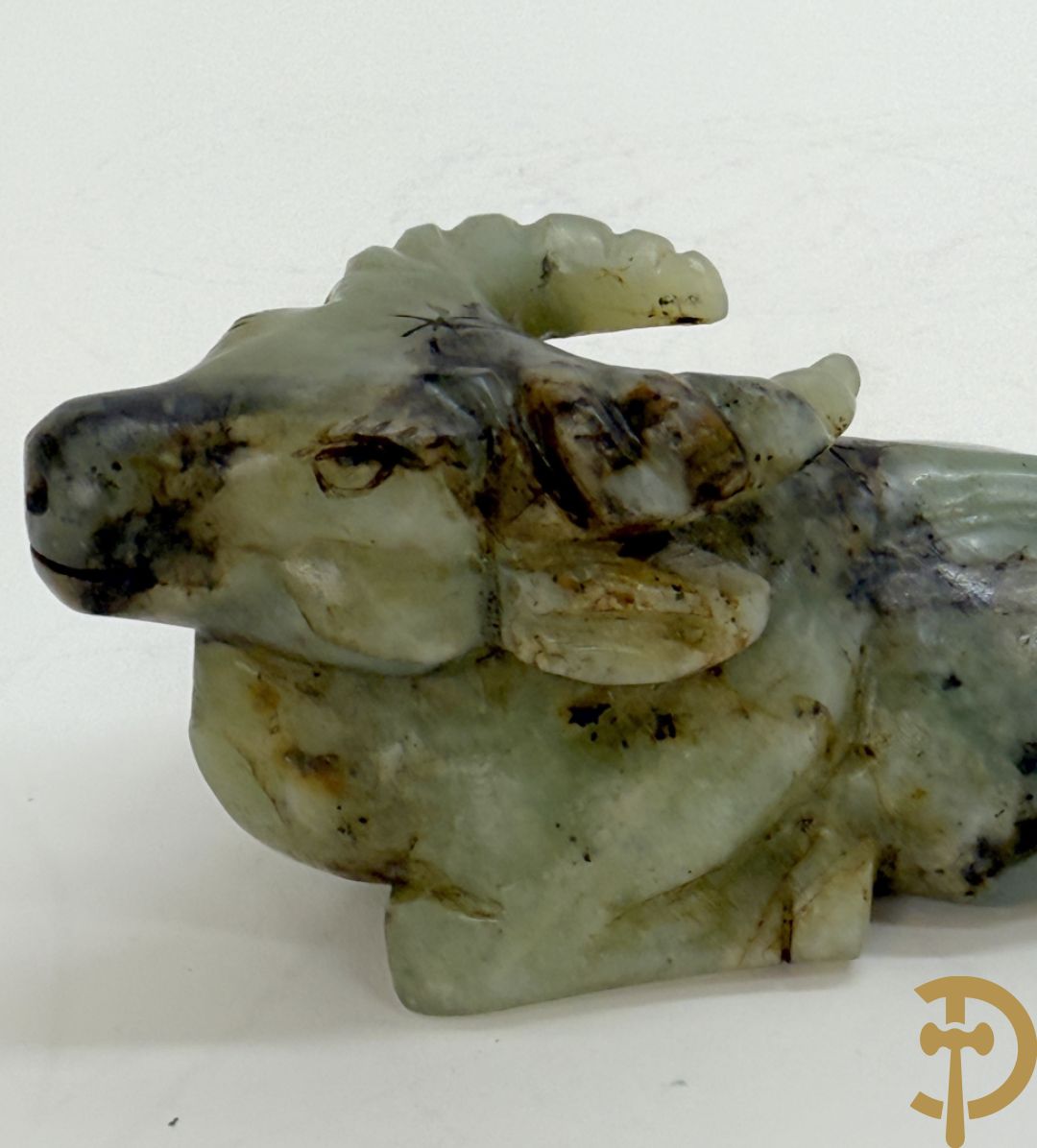 Drie Chinese handgestoken sculpturen van rammen en gevleugelde fo hond en in speksteen en jadeiet