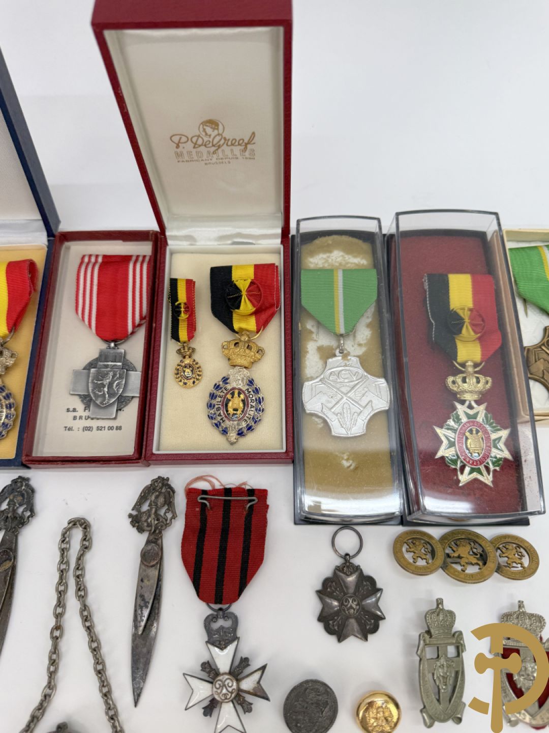 Lot insignes en medailles