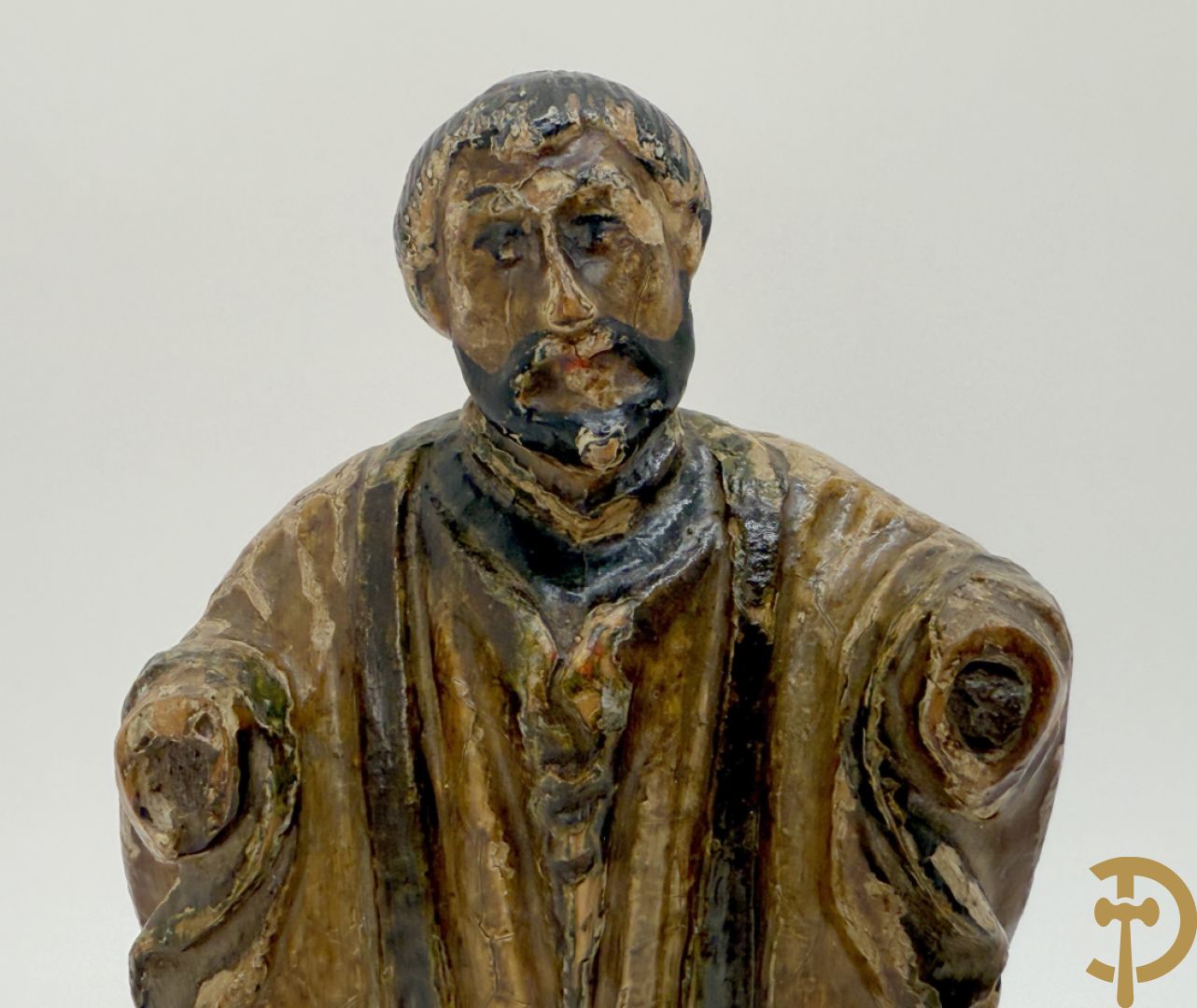 Houtsculptuur van gepolychromeerde evangelist, 18e + sculptuur van man steunend op Christusfiguur