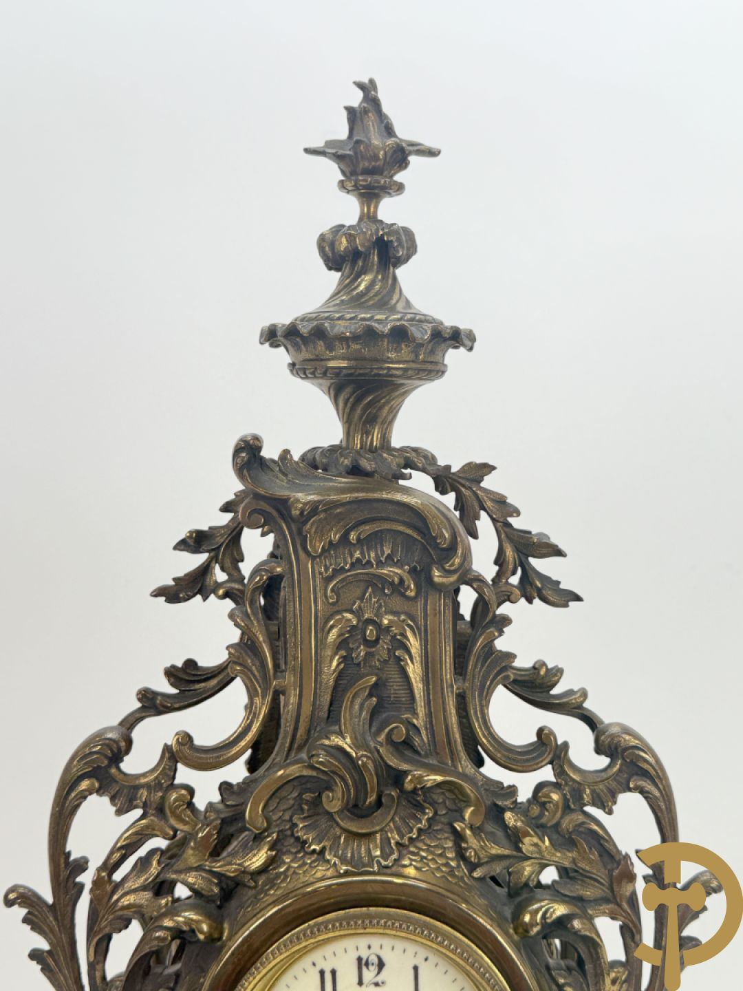 Driedelige koperen garnituur bestaande uit middenstuk bezet met amfoor en paar kandelaars , Louis XV stijl