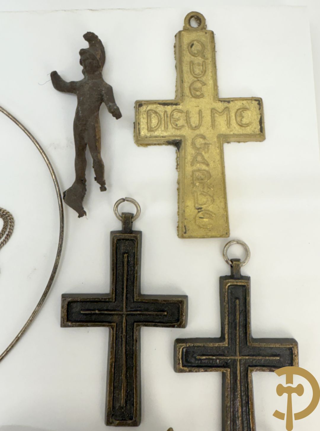 Lot juwelen en kruisjes van VAN DER DONCKT Hubert in zilver en brons