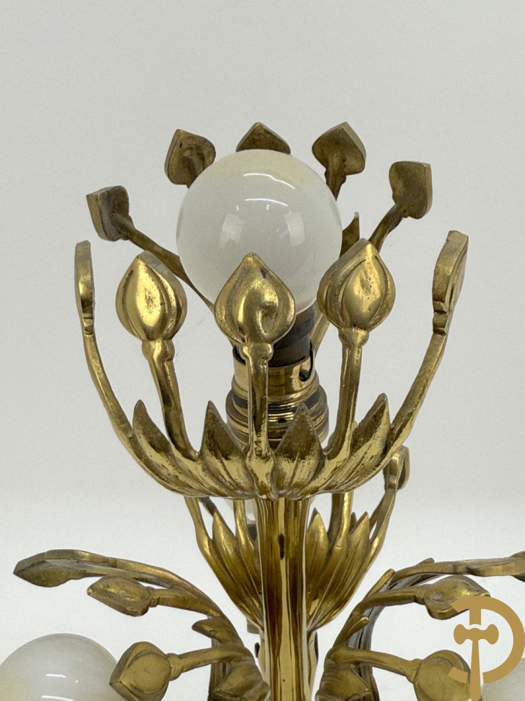 Paar koperen vierarmige lampen met gestyleerde bloemen-en plantenmotieven, Jugendstil