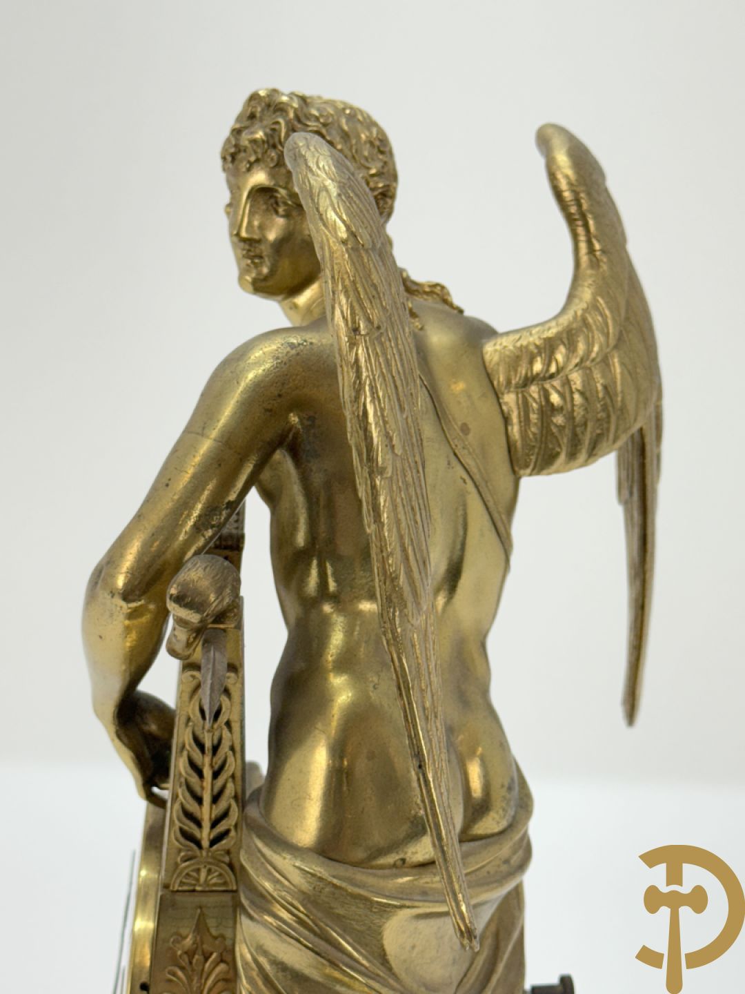 Vuurvergulde Franse bronzen Empire stijl pendule, harpvormige horloge met gevleugelde Griekse mythologische figuur, Erso die zijn lier bespeelt - Deniere et E. Mattelin, Fabricants de Bronze
