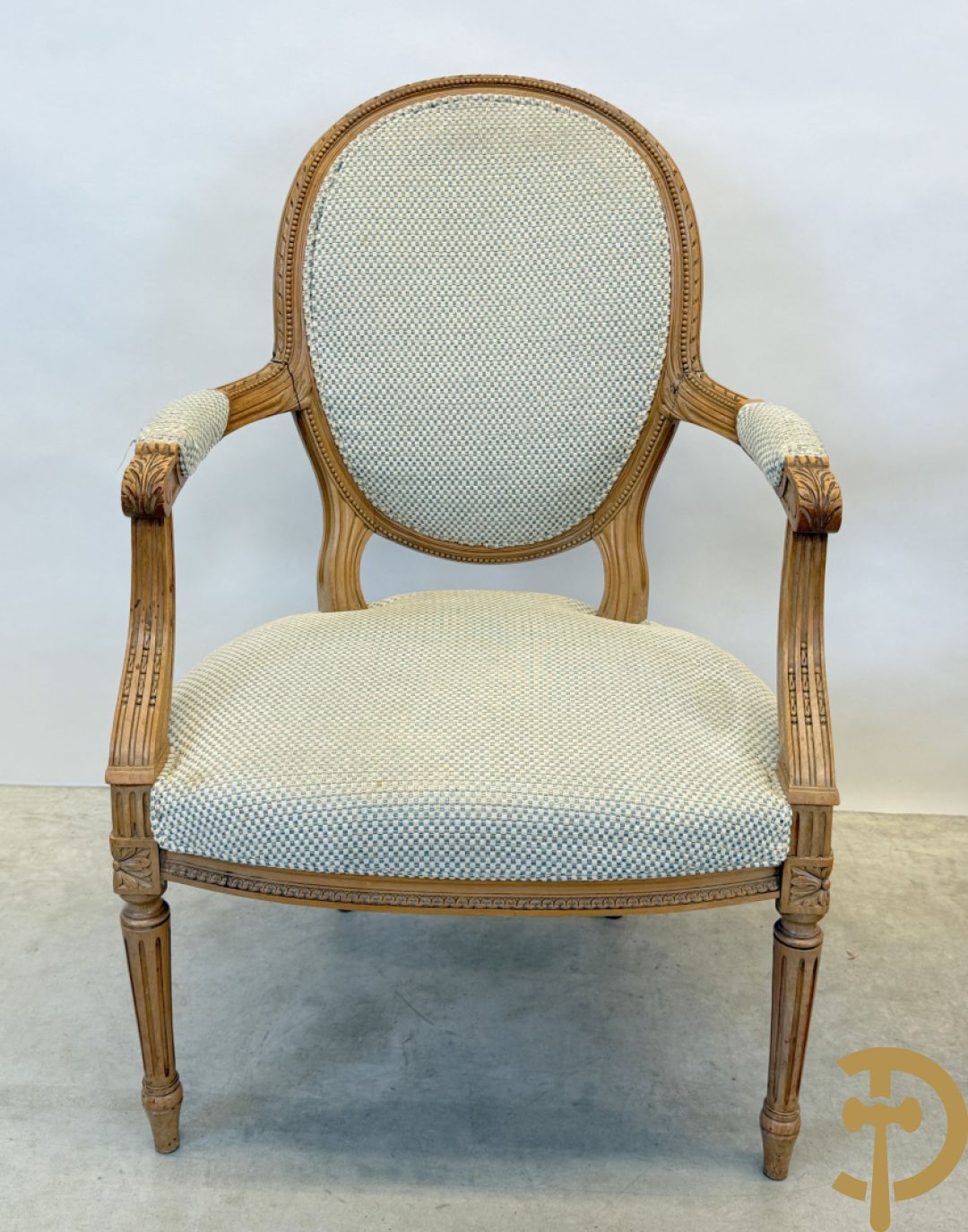 Paar beukenhouten Louis XVI stijl armzetels met medaillon