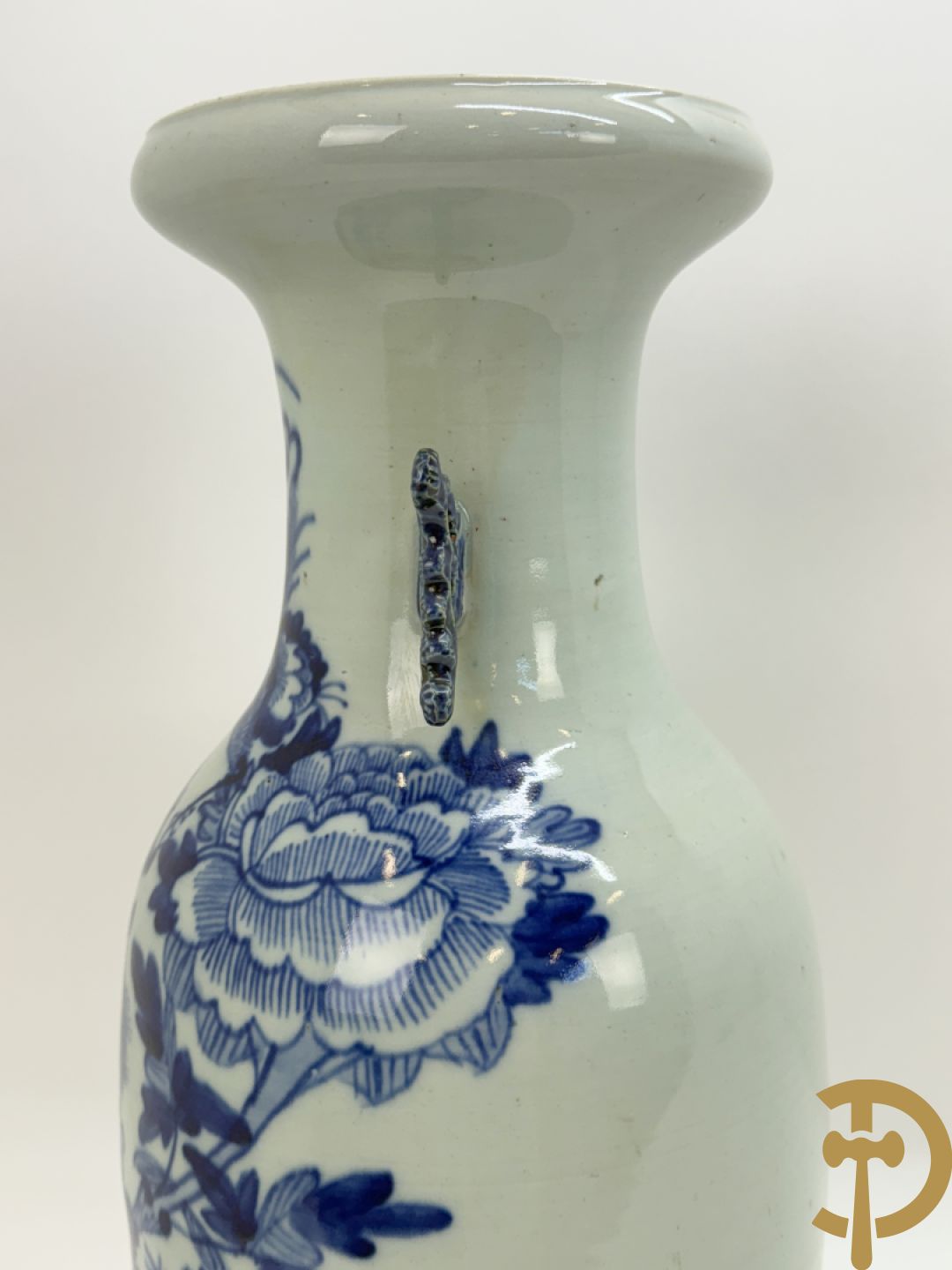 Chinese porseleinen vaas met blauw/wit fenix en bloemendecor