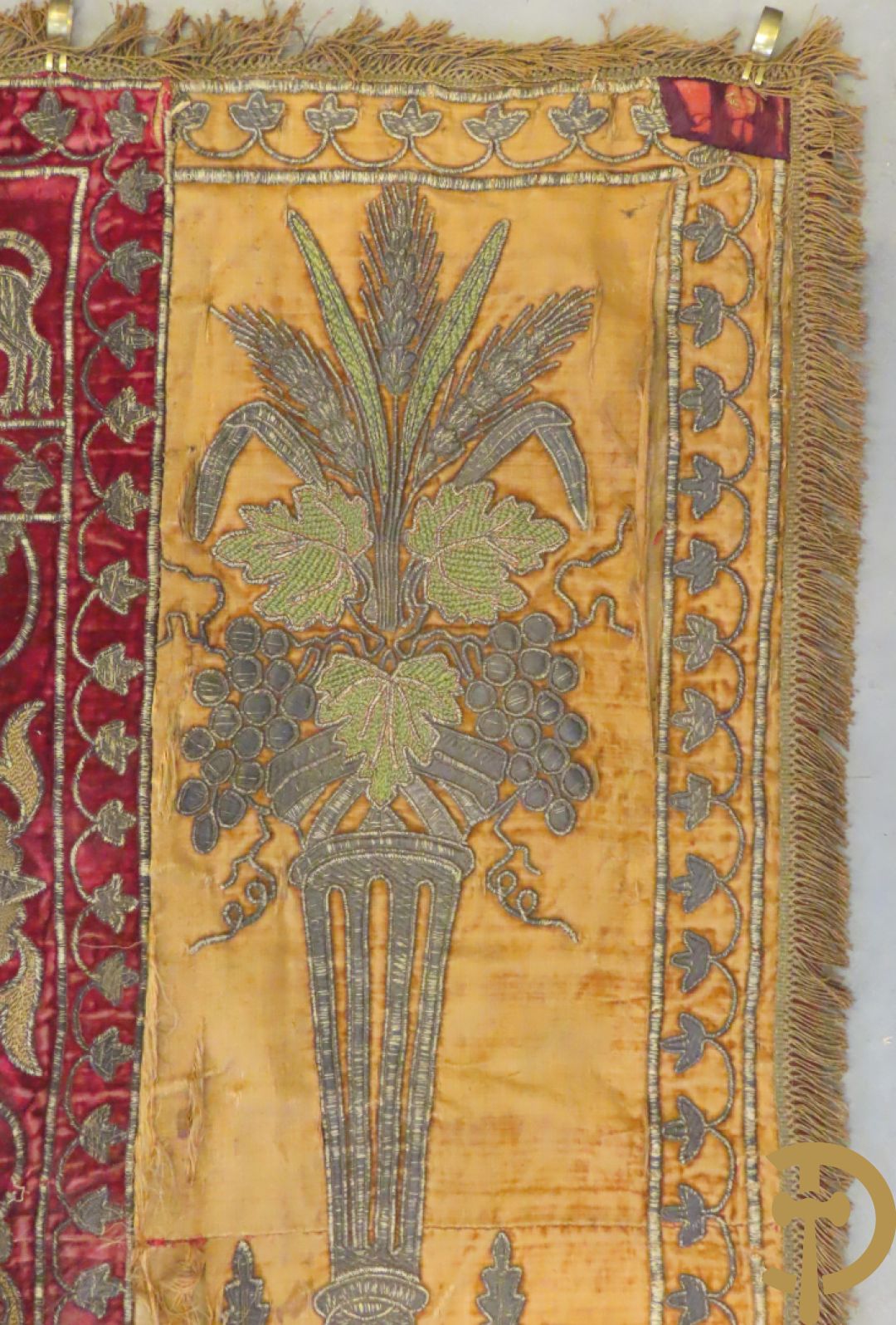 Vroege 19e tapisserie met brocaat van korenaren, paradijsvogels en bloemenmotieven
