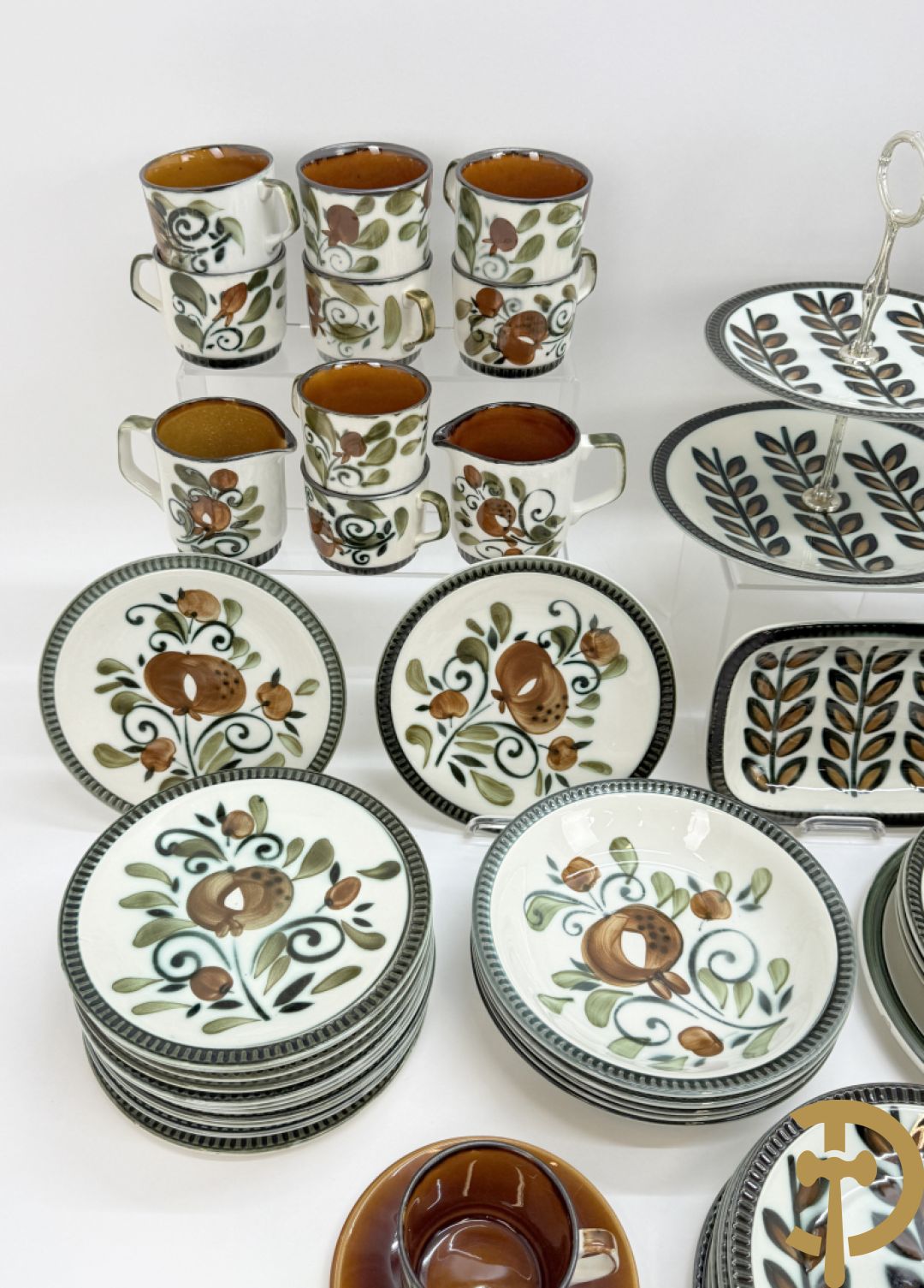 Handbeschilderd vintage porseleinen Boch serviesgoed bestaande uit onderdelen van Ramboulet, in the Mood en Argenteuil